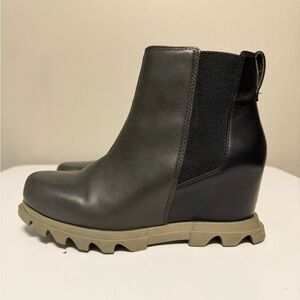 Sorel Joan of Arctic Wedge III Chelsea Bootie Dark Moss Sage NL4588-367 US 7.5